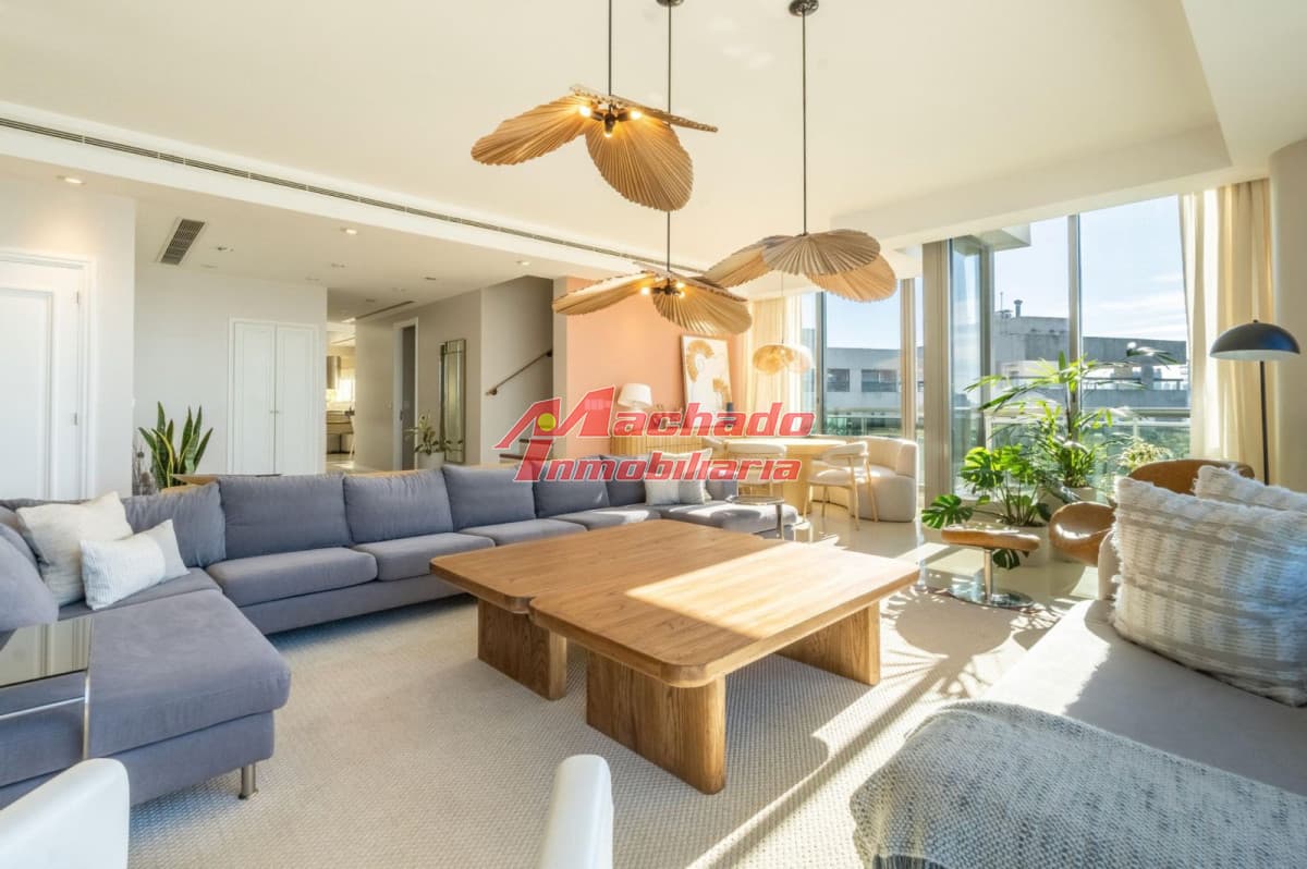 Apartamento de 5 dormitorios en venta en Punta del Este.-