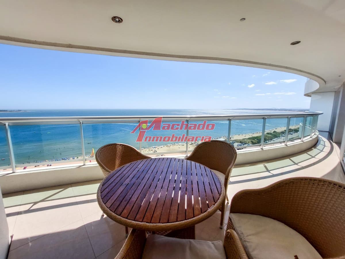 Alquiler de apartamento de 3 dormitorios +dep de servicio en Punta del Este