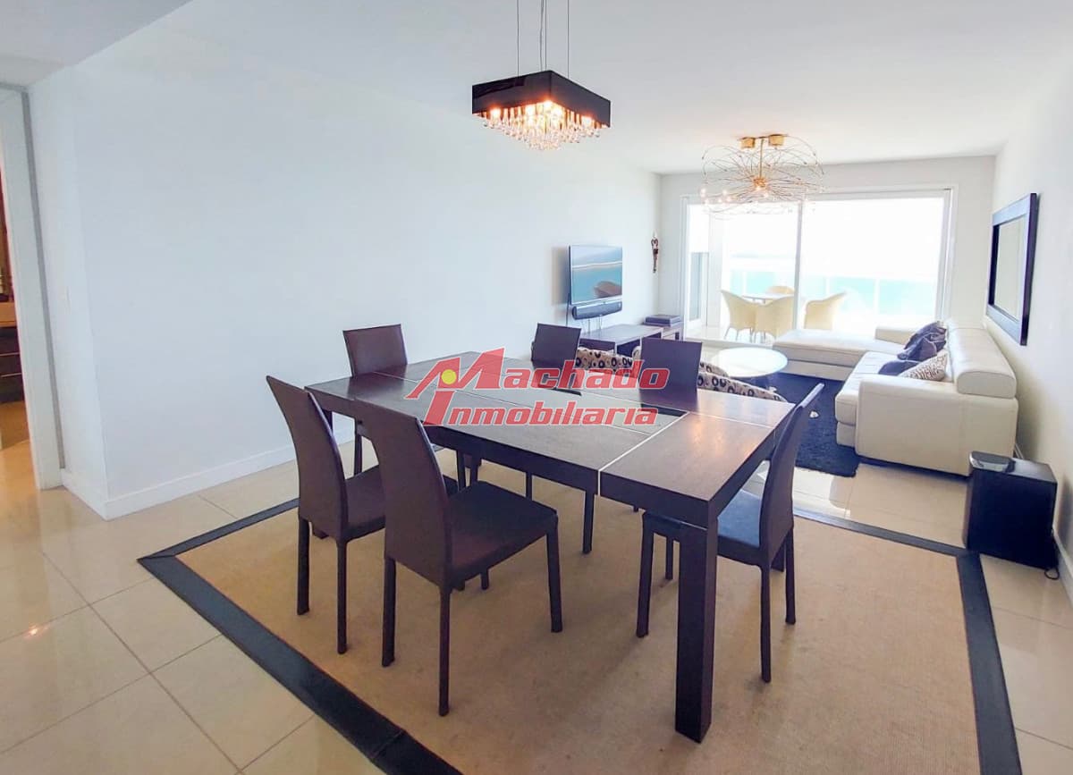 Alquiler de apartamento de 3 dormitorios +dep de servicio en Punta del Este