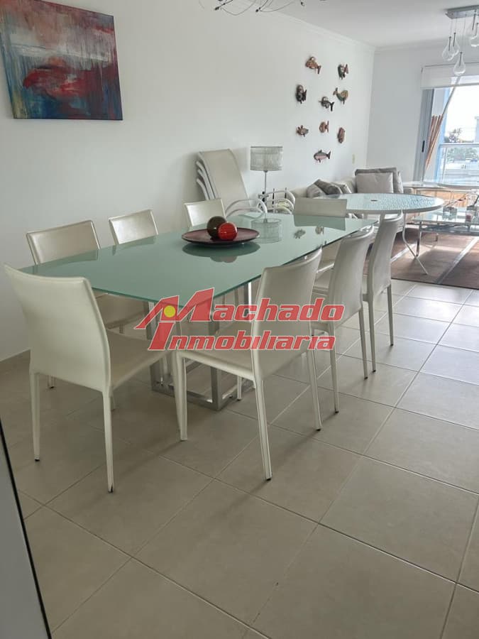 Apartamento de 2 dormitorios en Playa Mansa en venta