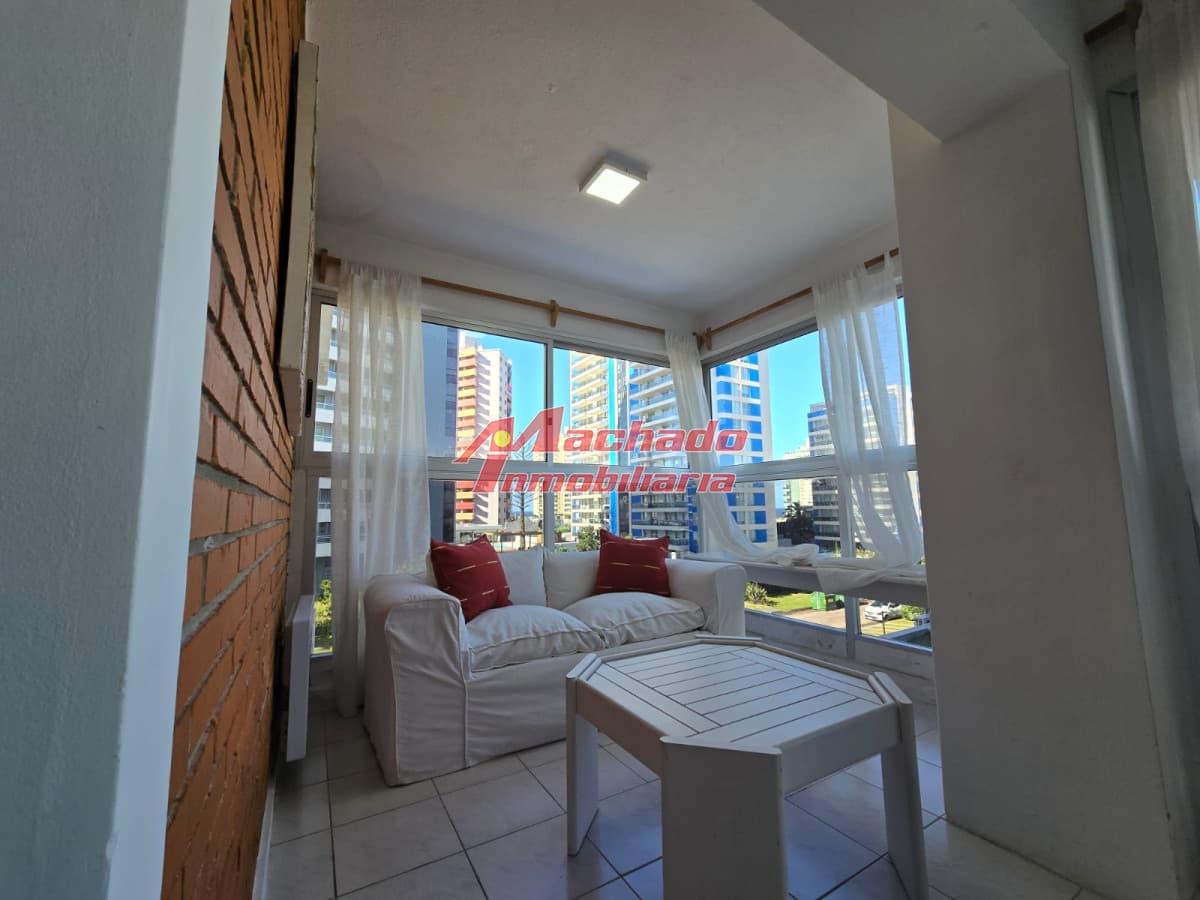 Apartamento de dos dormitorios y medio en alquiler en Punta del Este