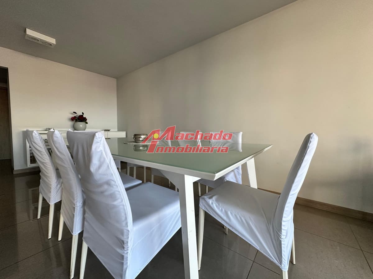Venta de apartamento de dos dormitorios zona playa brava