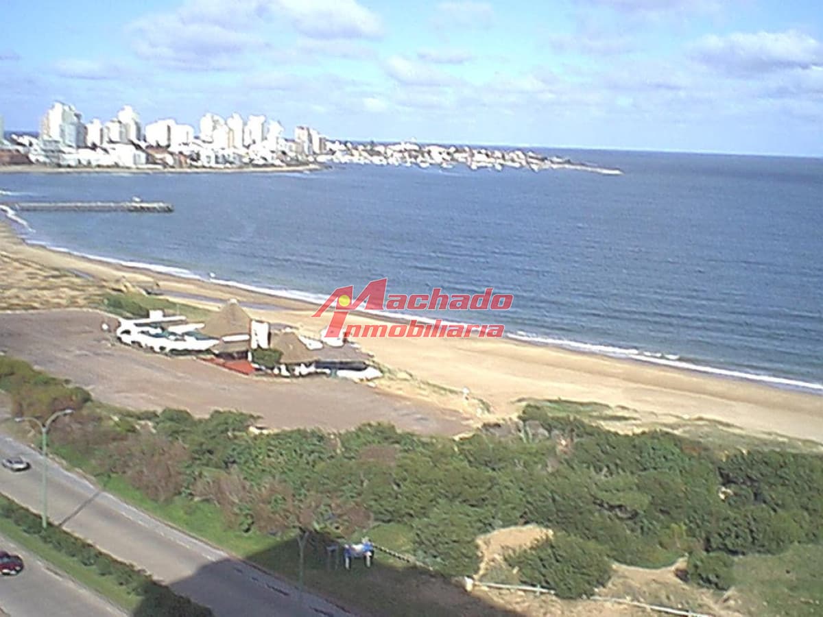 Apartamento en venta de tres dormitorios en Punta del Este