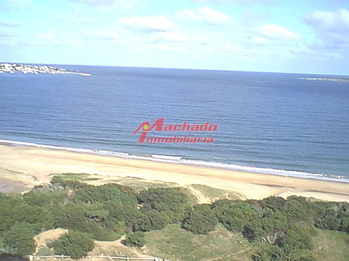 Apartamento en venta de tres dormitorios en Punta del Este
