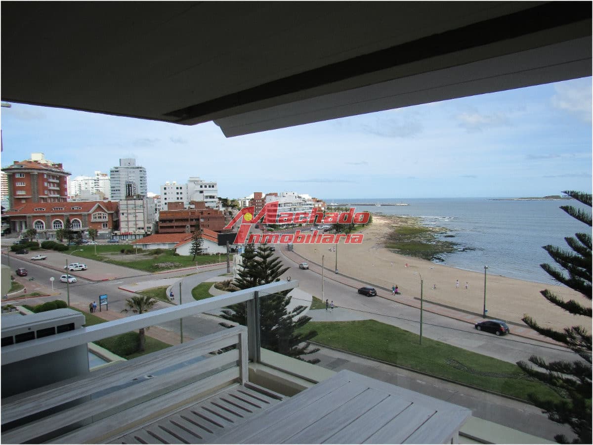 Apartamento en venta frente a playa mansa