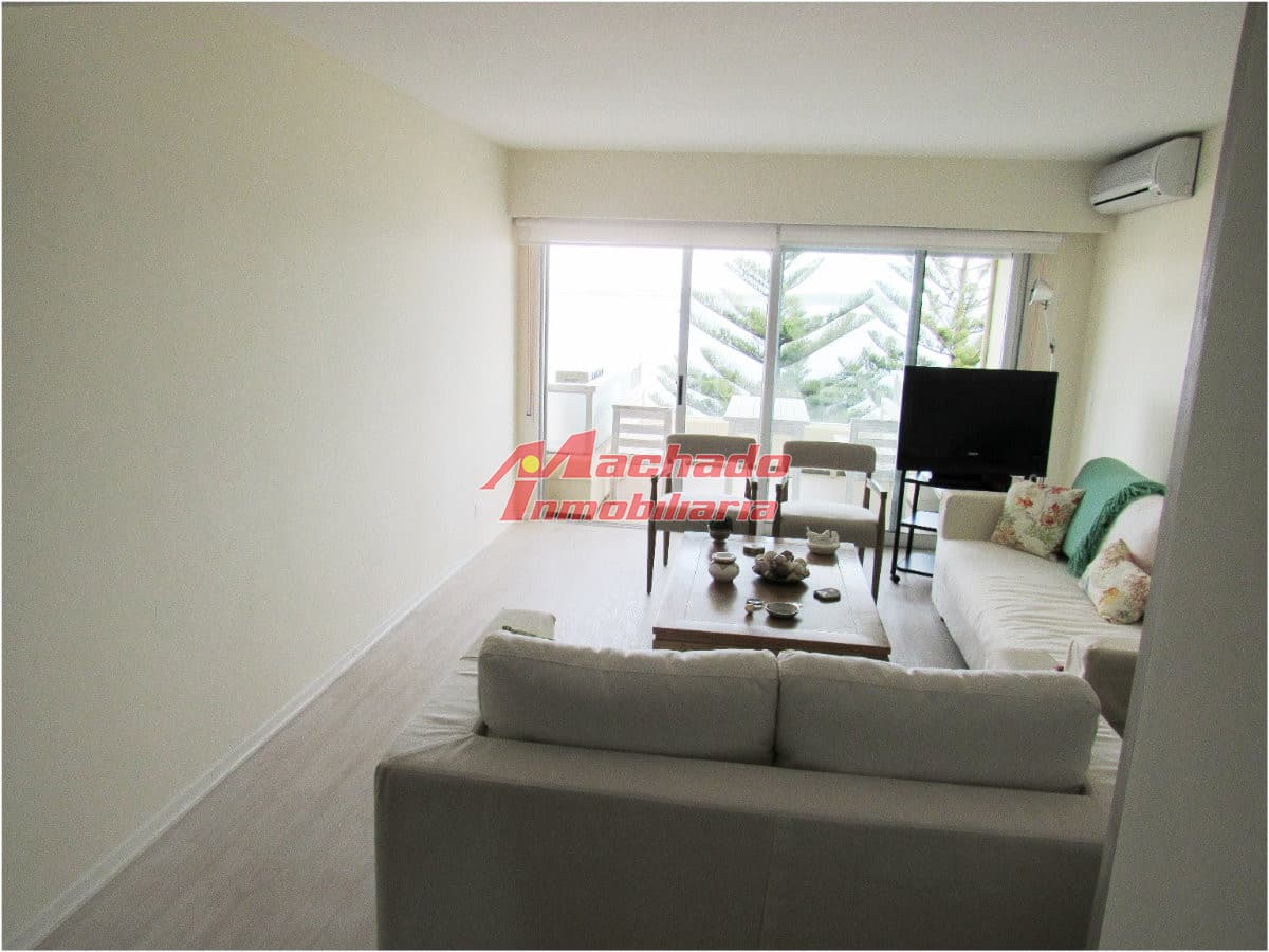Apartamento en venta frente a playa mansa