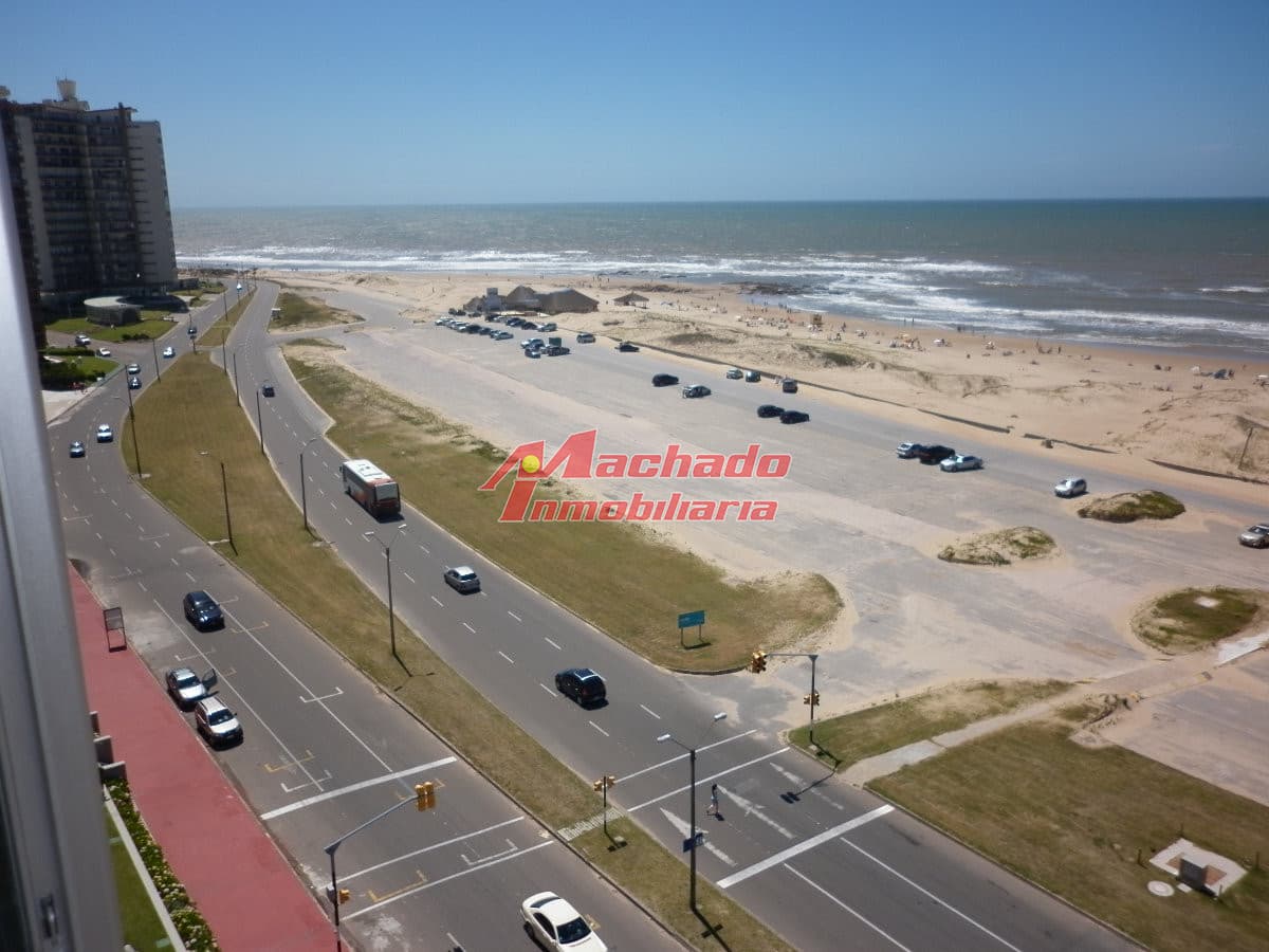 Alquile apartamento de dos dormitorios en Punta del Ester, playa brava