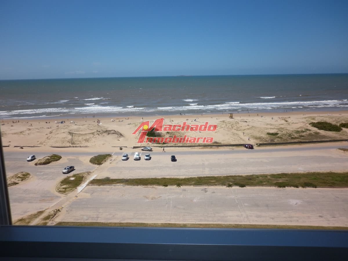 Alquile apartamento de dos dormitorios en Punta del Ester, playa brava