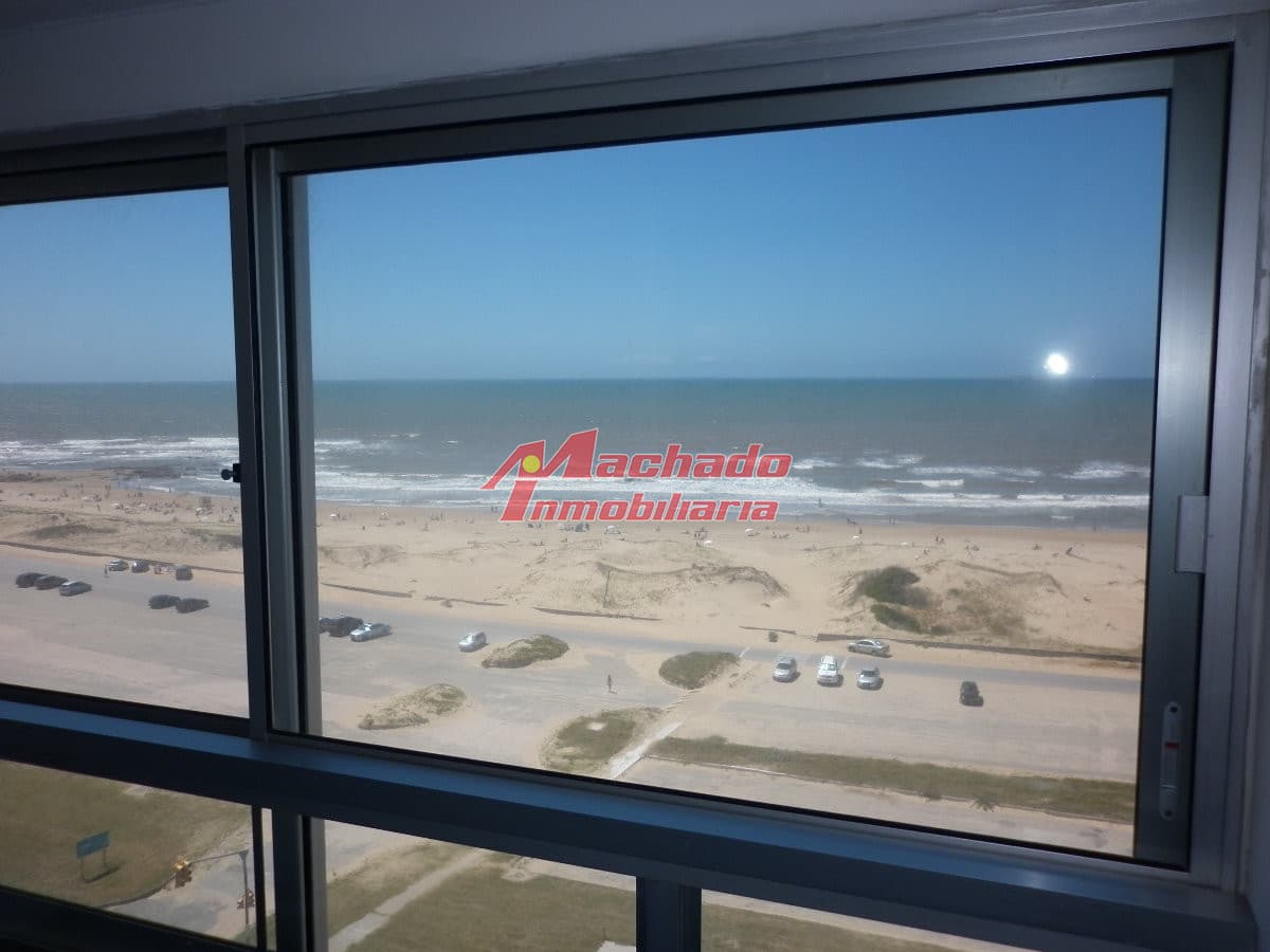 Alquile apartamento de dos dormitorios en Punta del Ester, playa brava