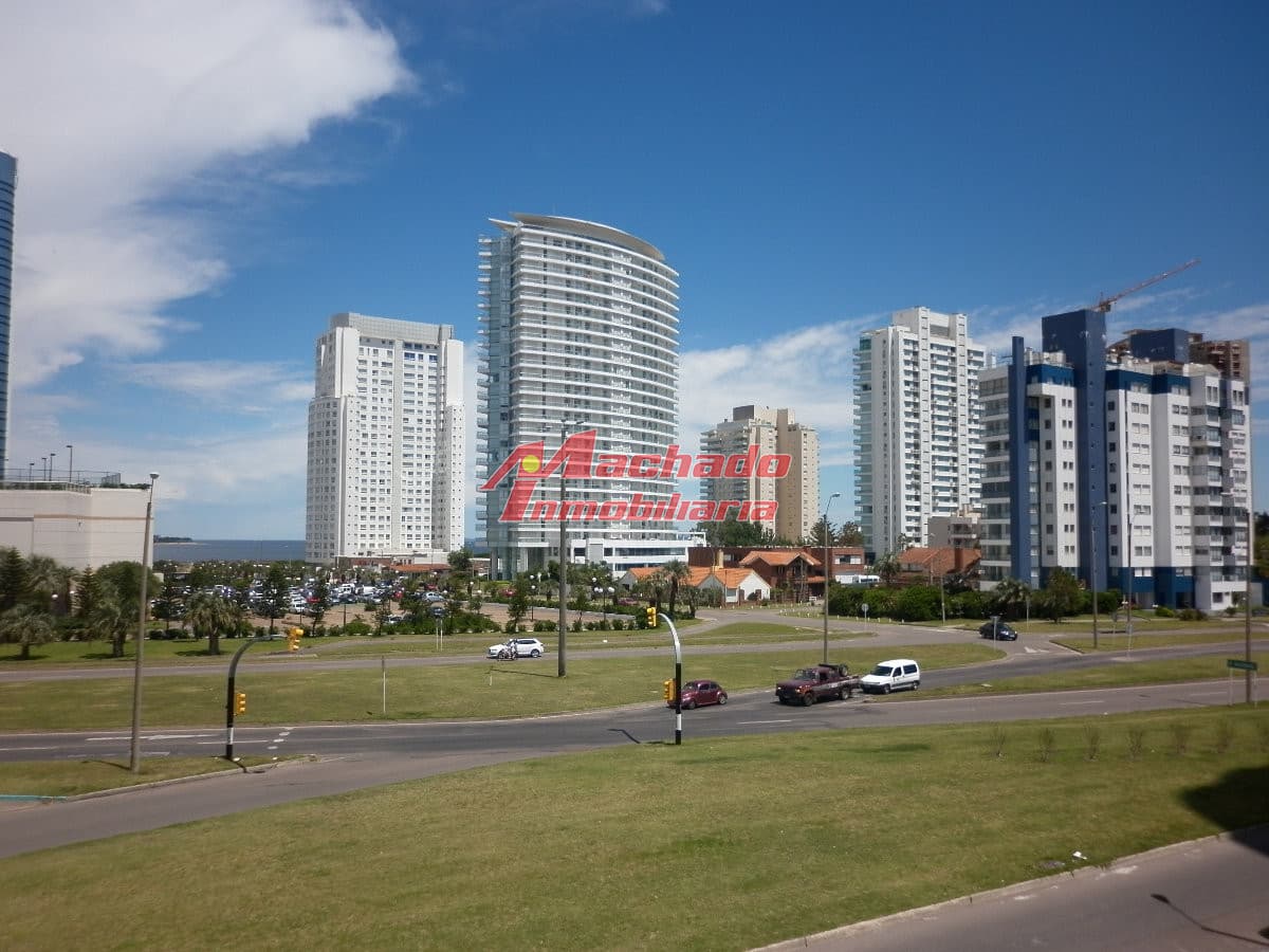 Venta y alquiler de apartamento de 3 dormitorios en Punta del Este