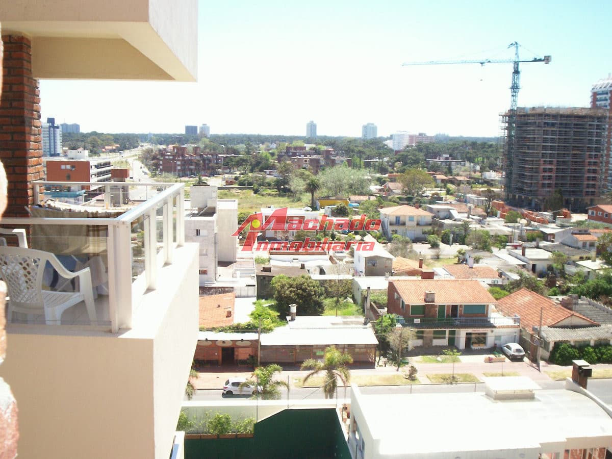 alquiler de apartamento a una cuadra de Playa brava y dos de mansa