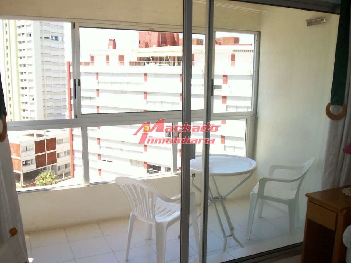 alquiler de apartamento a una cuadra de Playa brava y dos de mansa