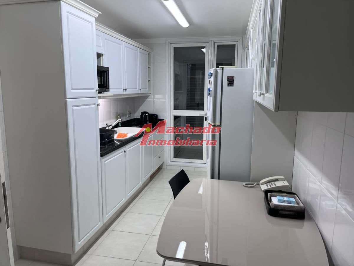 Apartamento en alquiler temporal en playa Mansa. Edificio de categoria