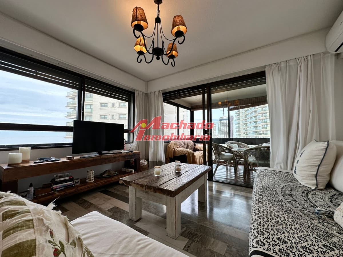 Apartamento de 3 dormitorios en venta en Punta del Este