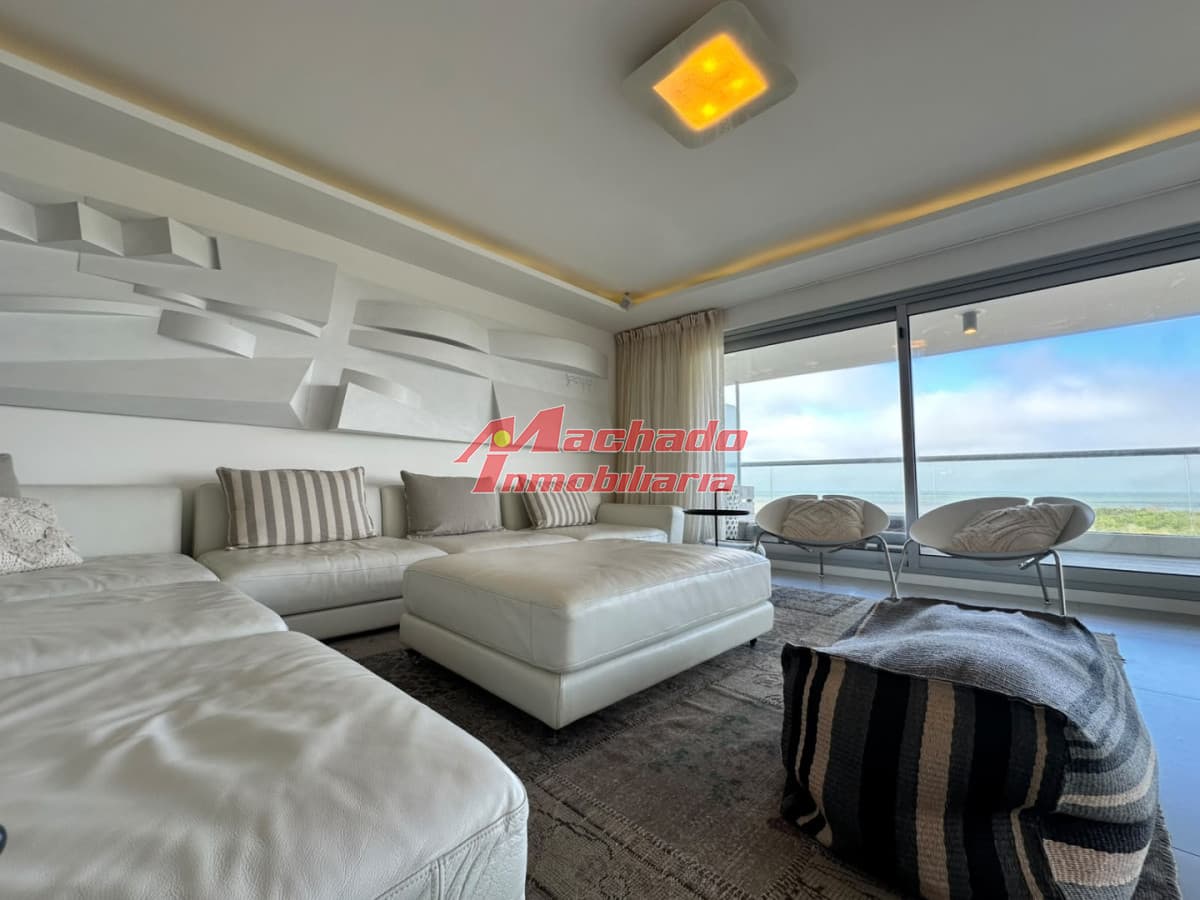 Apartamento en venta en venta. Primera linea de la Brava. Edificio de categoria