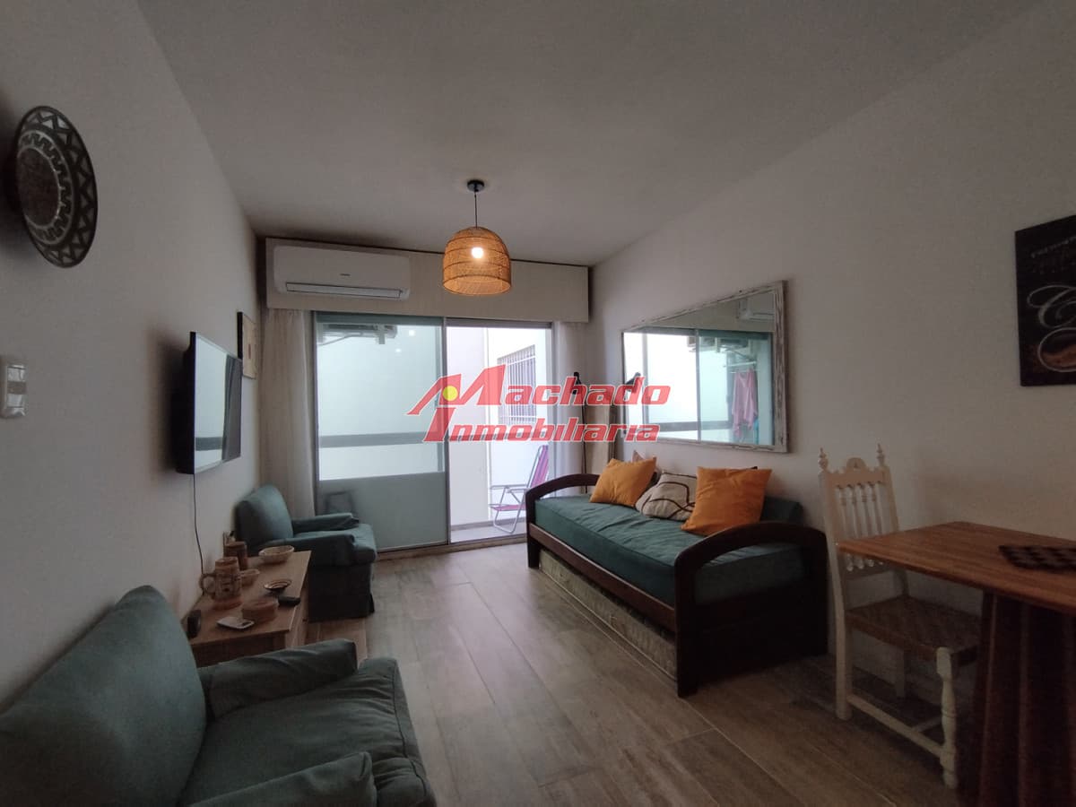 Apartamento de dos dormitorios en alquiler en Punta del Este
