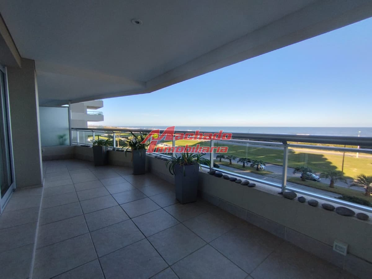 Alquiler y venta de apartamento frente a playa brava