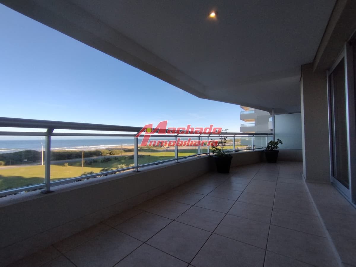 Apartamento en Venta y alquiler   frente a playa brava