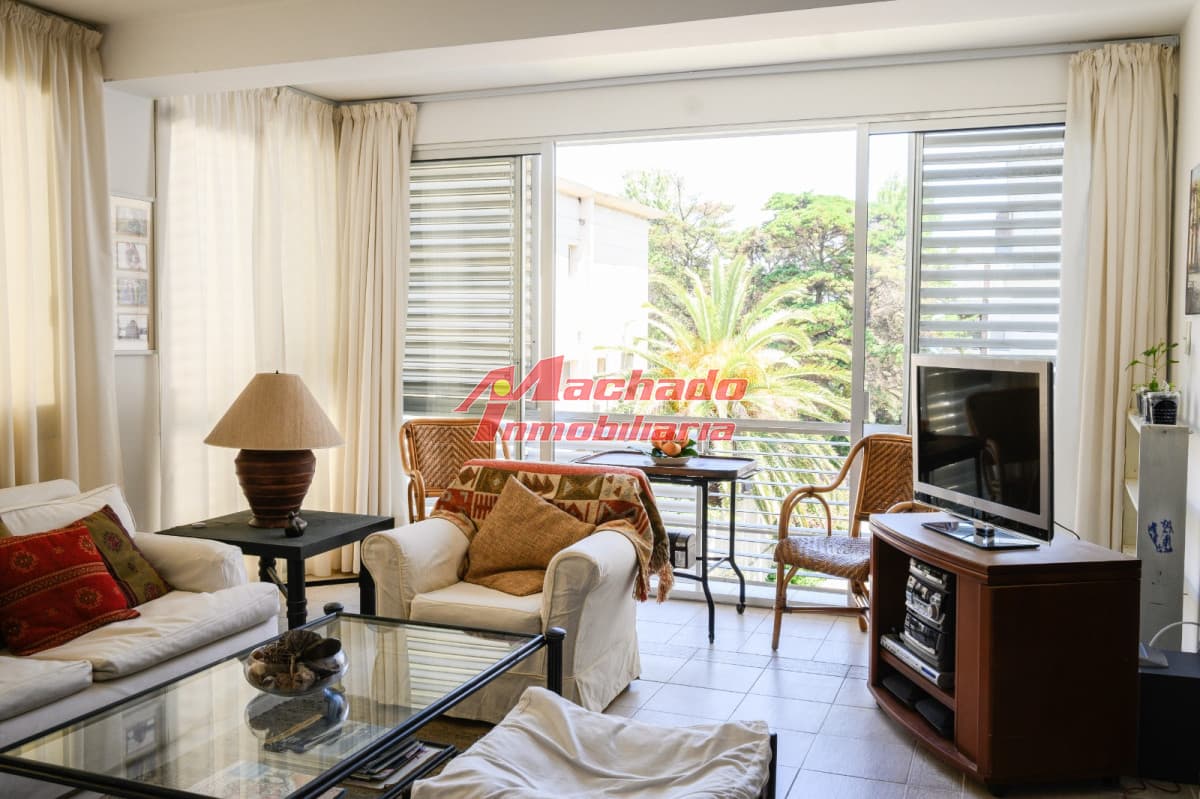 Apartamento en venta dos dormitorios y dependencia de servicio en Punta del Este