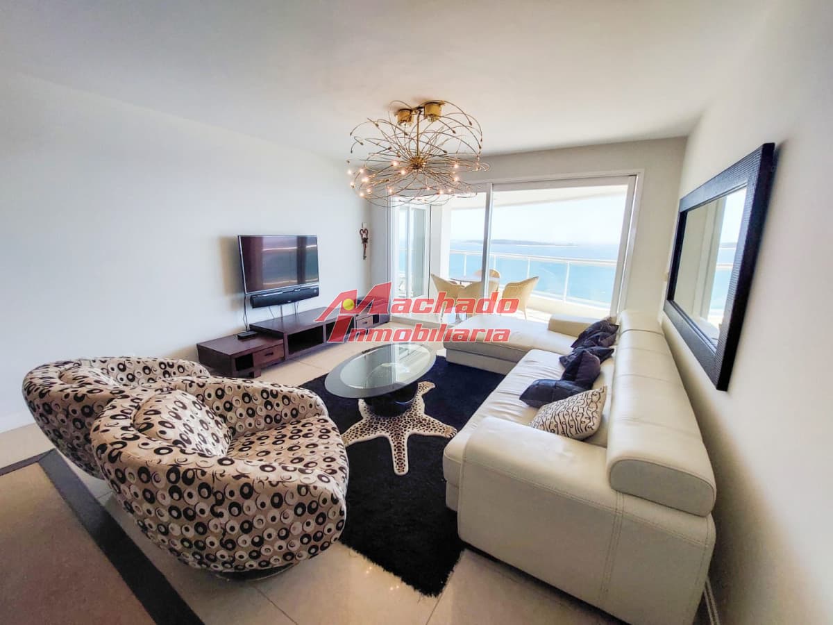 Alquiler de apartamento de 3 dormitorios +dep de servicio en Punta del Este