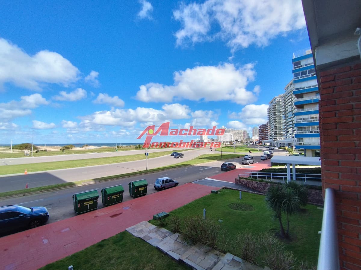 Apartamento de 2 dormitorios y medio frente al mar