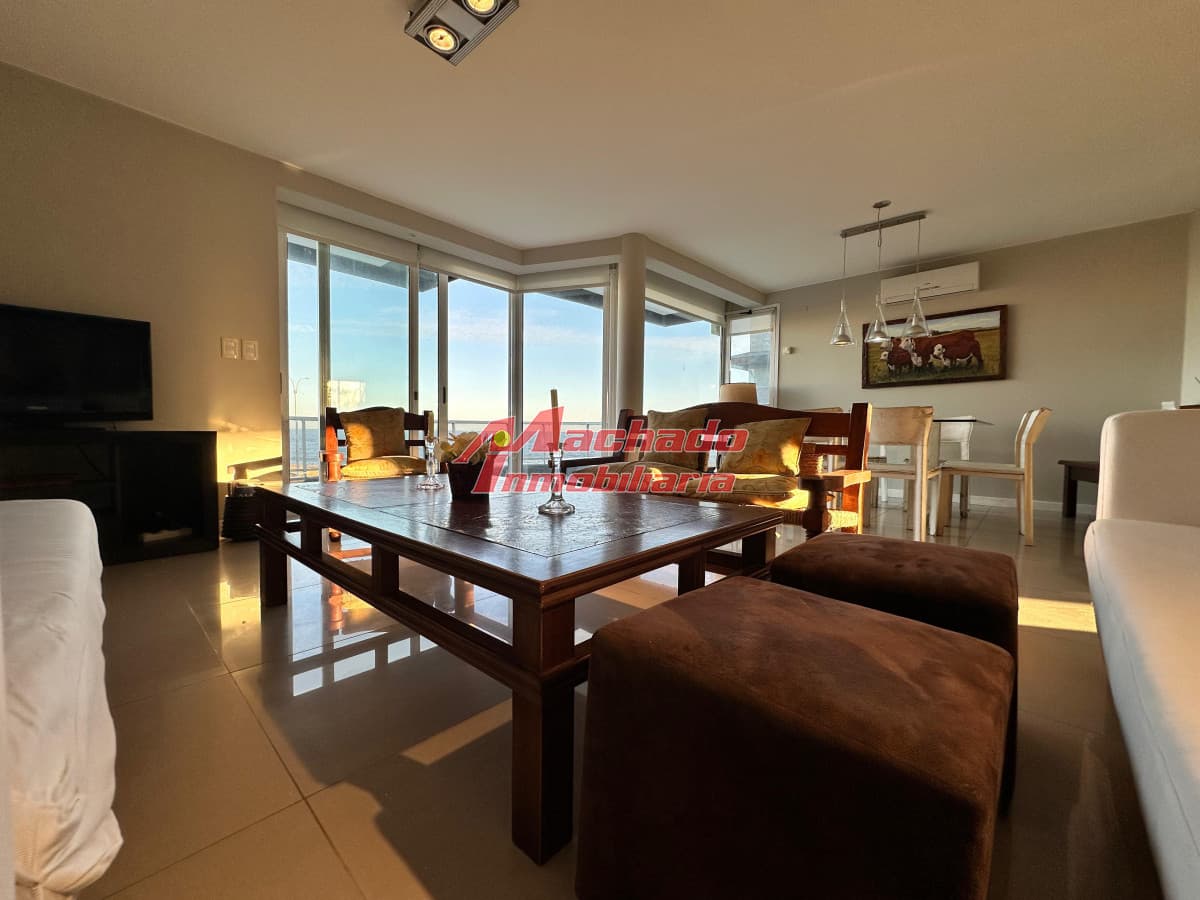 Departamento en alquiler anual en Primera linea de playa Mansa
