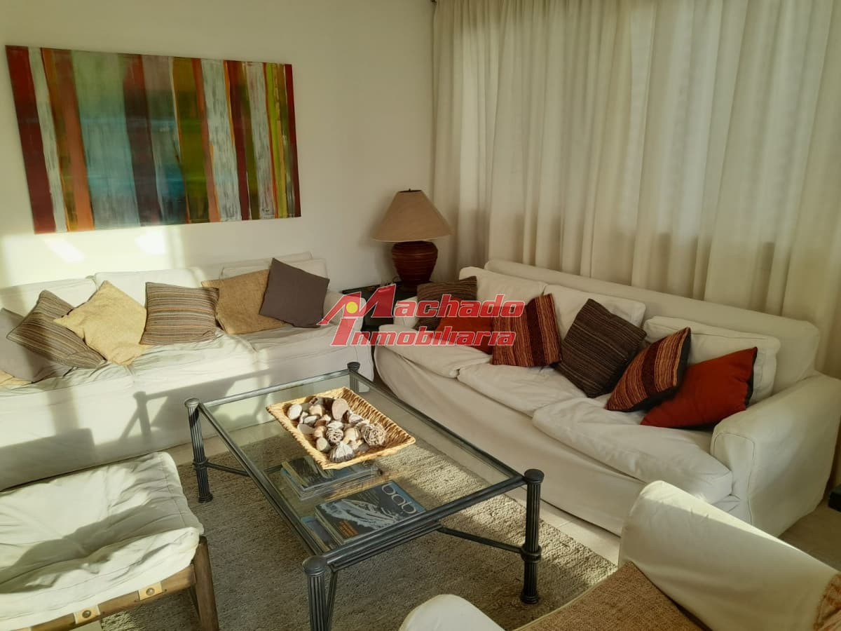 Apartamento en venta dos dormitorios y dependencia de servicio en Punta del Este