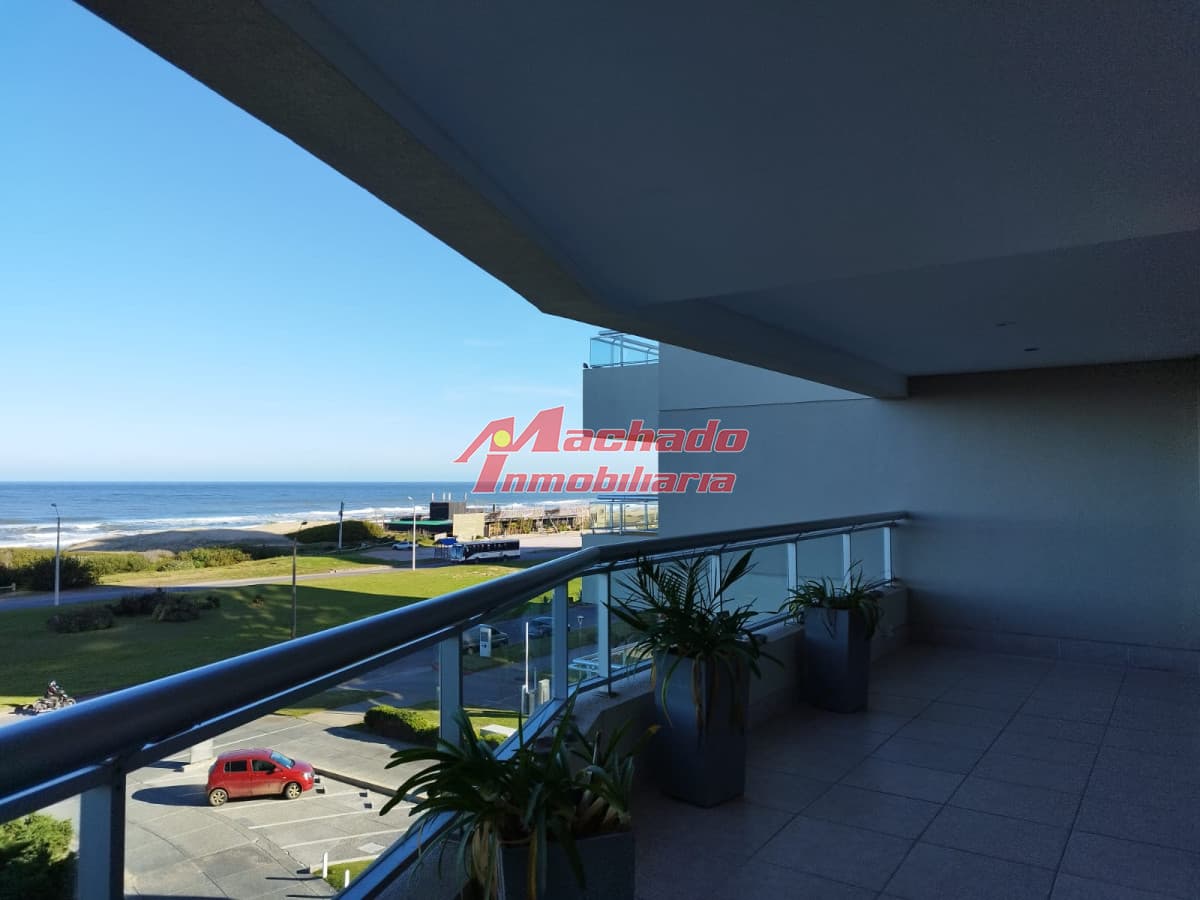 Alquiler y venta de apartamento frente a playa brava