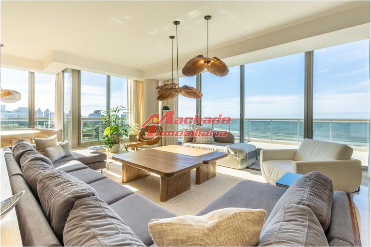 Apartamento de 5 dormitorios en venta en Punta del Este.-