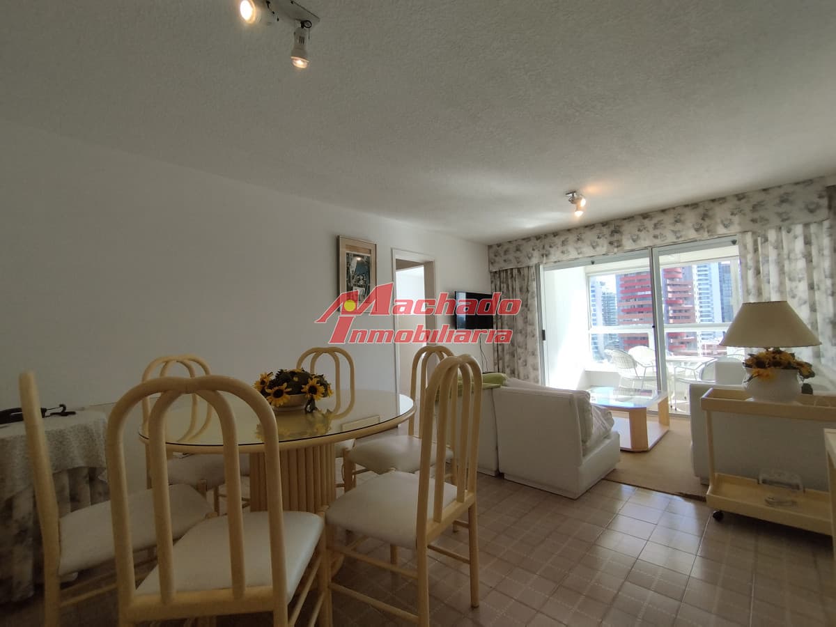 Alquiler y venta de apartamento de dos dormitorios en Punta del Este