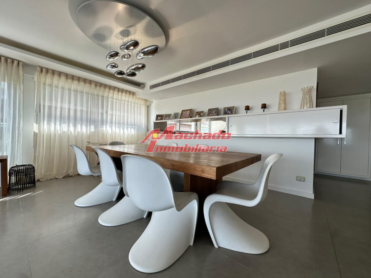 Apartamento en venta en venta. Primera linea de la Brava. Edificio de categoria