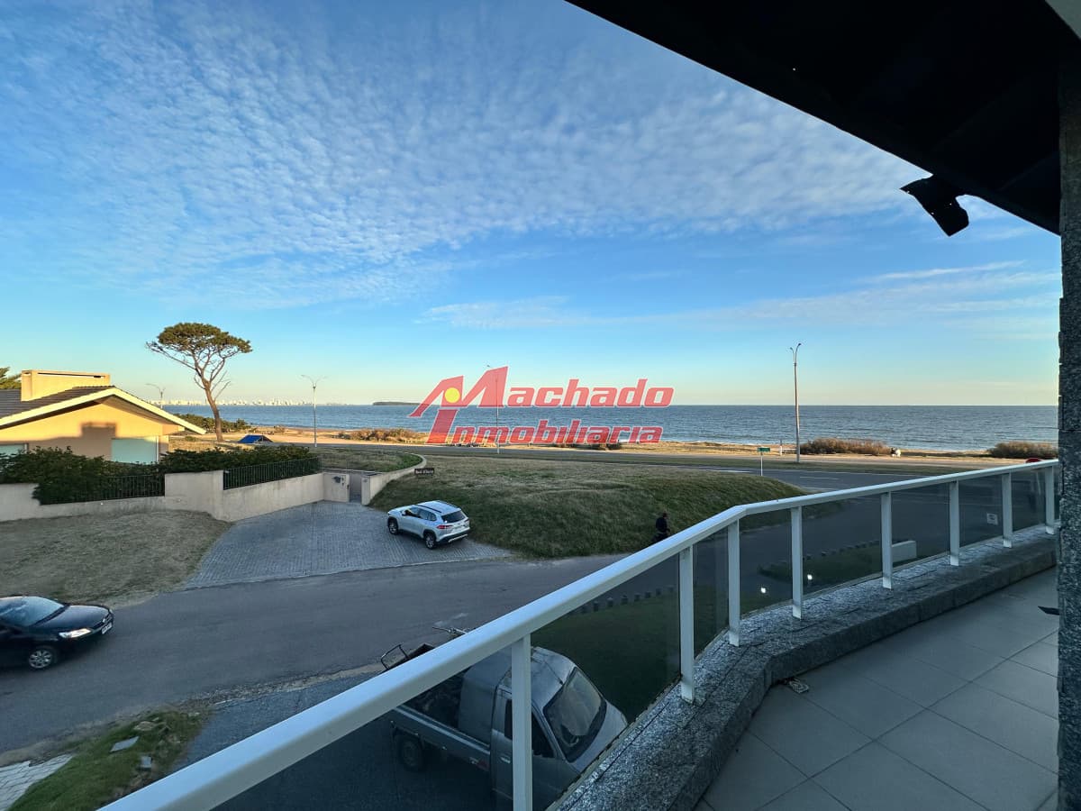 Departamento en alquiler anual en Primera linea de playa Mansa