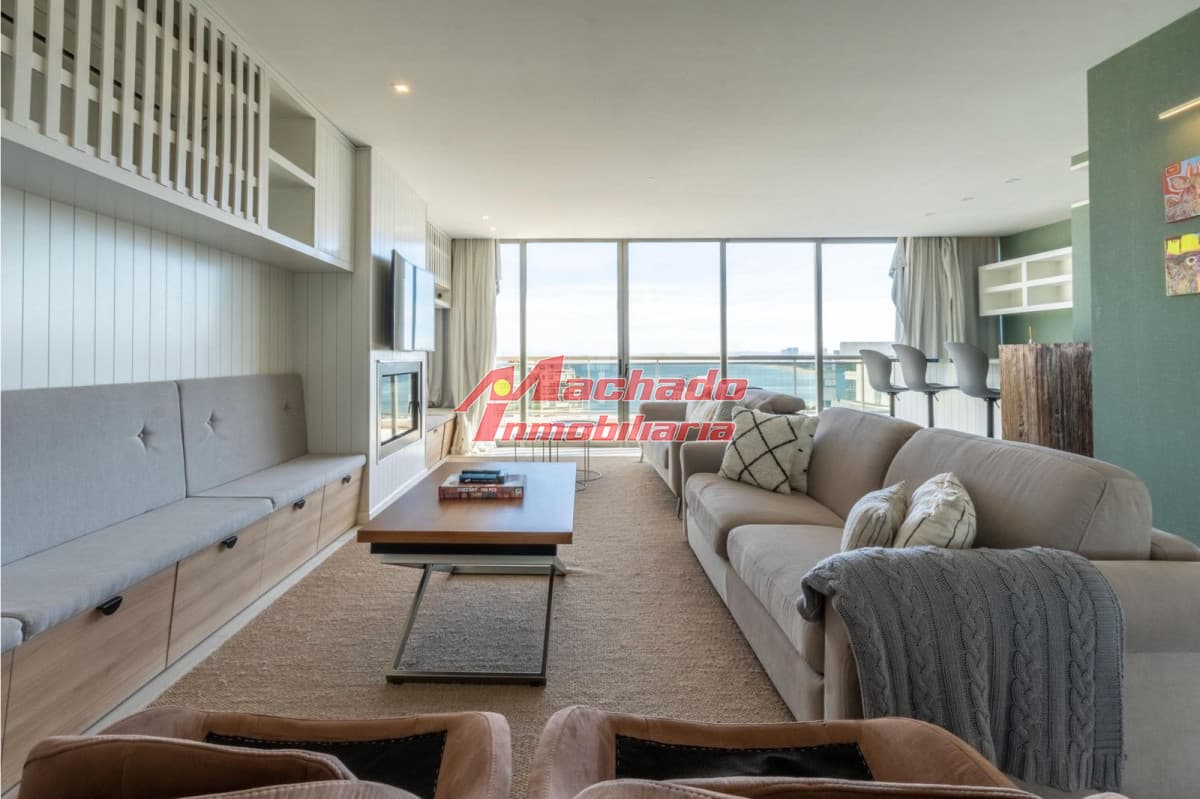 Apartamento de 5 dormitorios en venta en Punta del Este.-