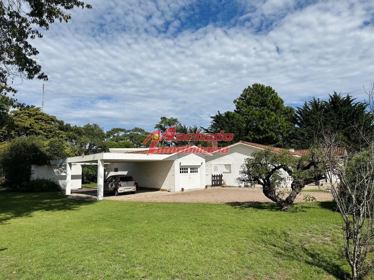 Casa en VENTA, zona colegios, Punta del este.