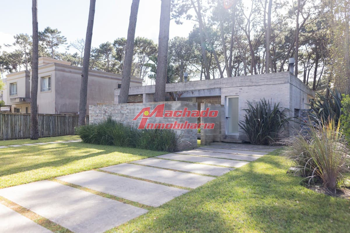 Venta Casa en venta, 4 dormitorios, en Rincón del Indio - barrio privado Noreste Residences