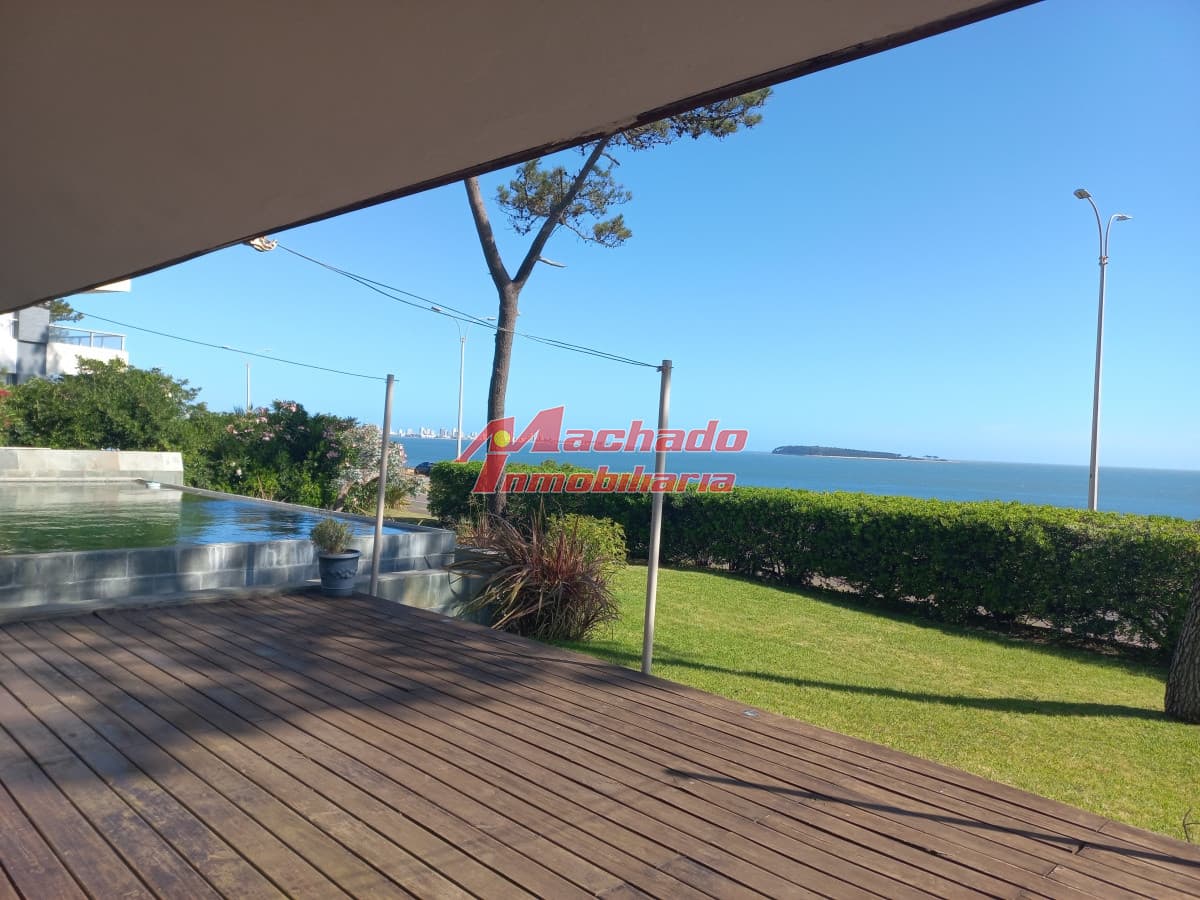 Casa en venta primera linea de Playa Mansa.