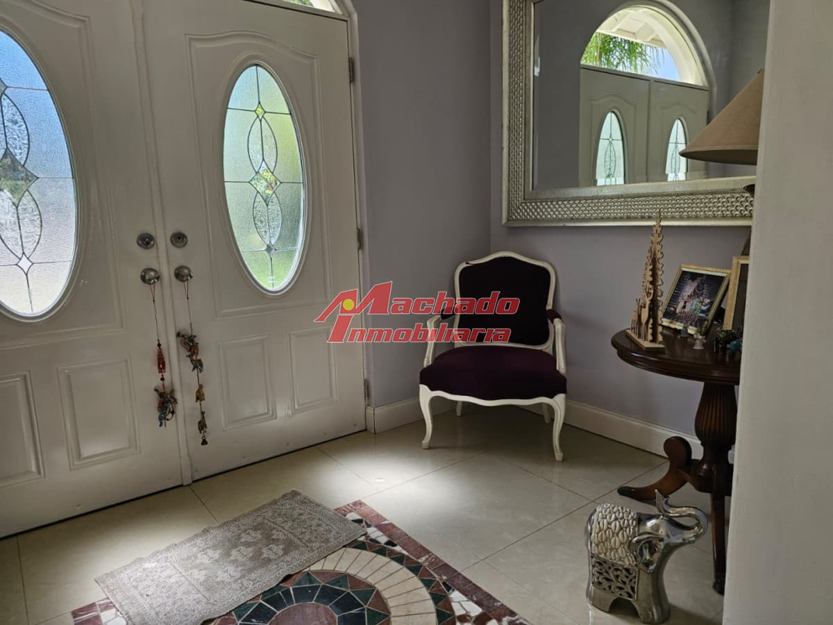 Casa en venta en La Arbolada. 5 dormitorios, piscina, parrillero