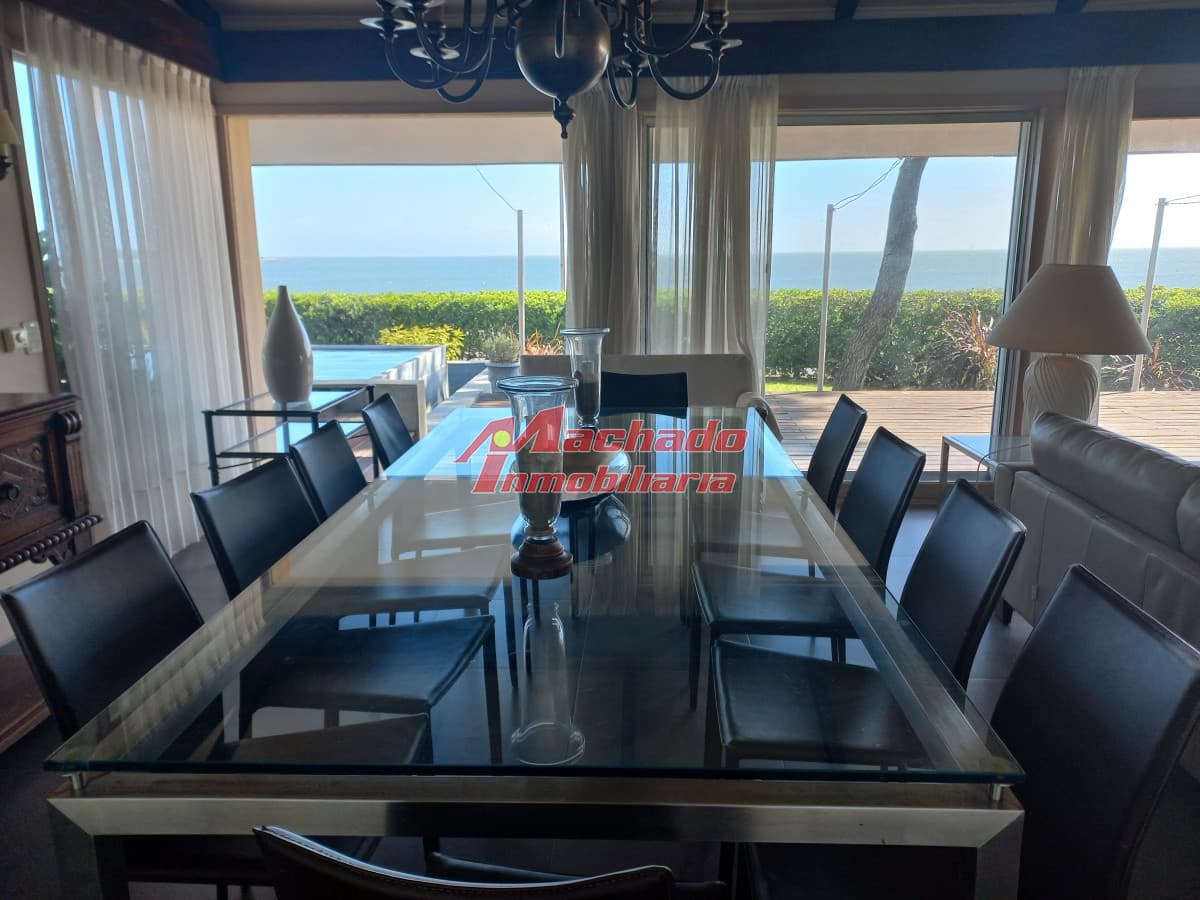 Casa en venta primera linea de Playa Mansa.