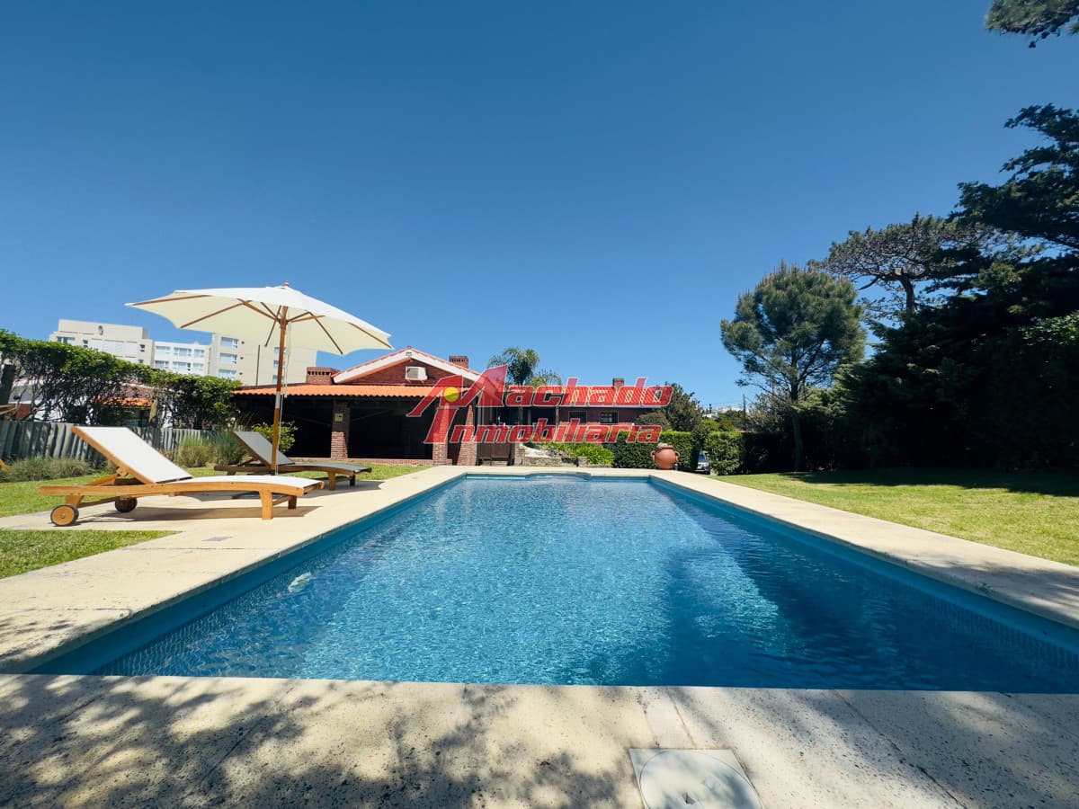Alquiler y Venta de casa  de 5 dormitorios con Piscina y vista al mar en Punta del Este