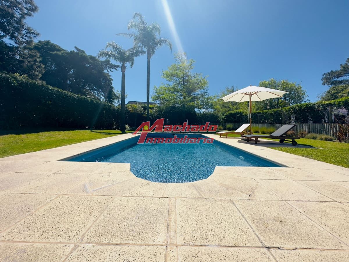 Alquiler y Venta de casa  de 5 dormitorios con Piscina y vista al mar en Punta del Este