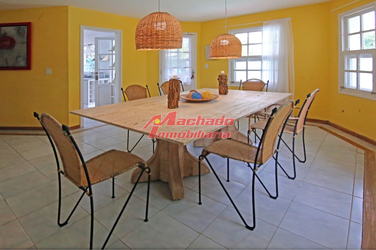 Casa en venta y alquiler de 4 dorm y dep. c baño en La Barra