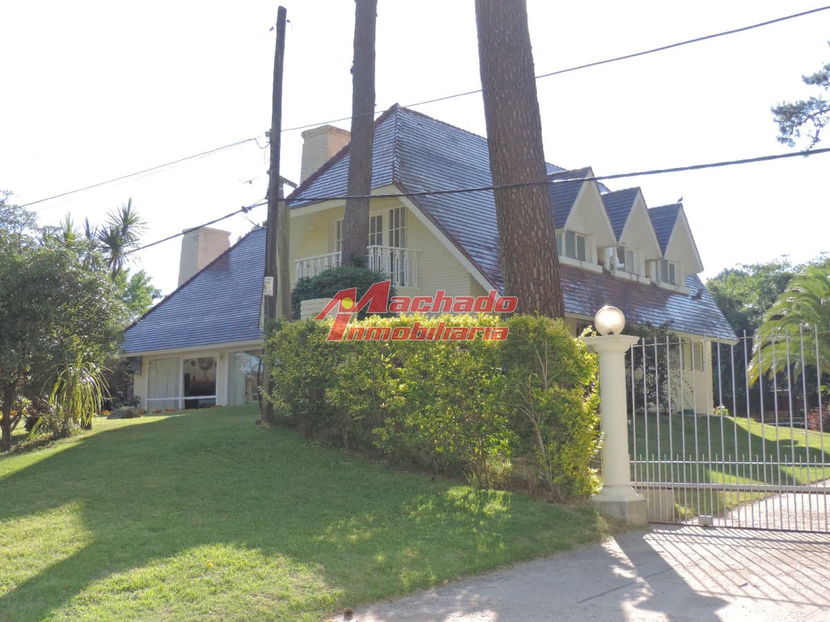VENDO CASA DE 5 DORMITORIOS EN PUNTA DEL ESTE
