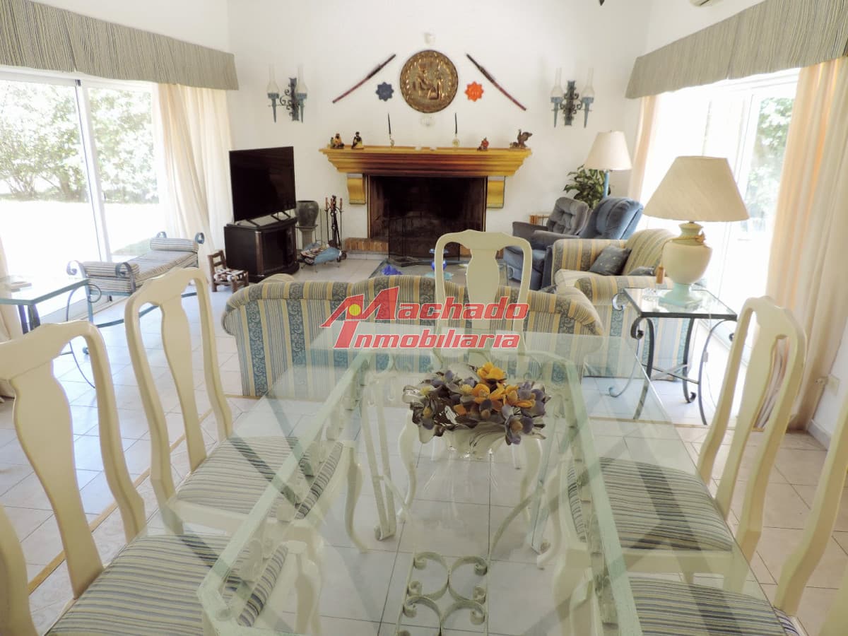 VENDO CASA DE 5 DORMITORIOS EN PUNTA DEL ESTE