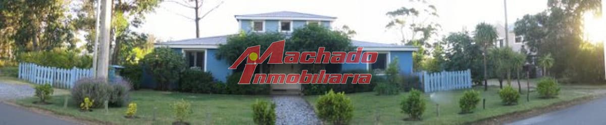 Casa en venta y alquiler de 3 dormitorios y dep. de servicio en La Barra.