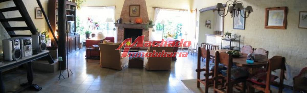 Casa en venta y alquiler de 3 dormitorios y dep. de servicio en La Barra.