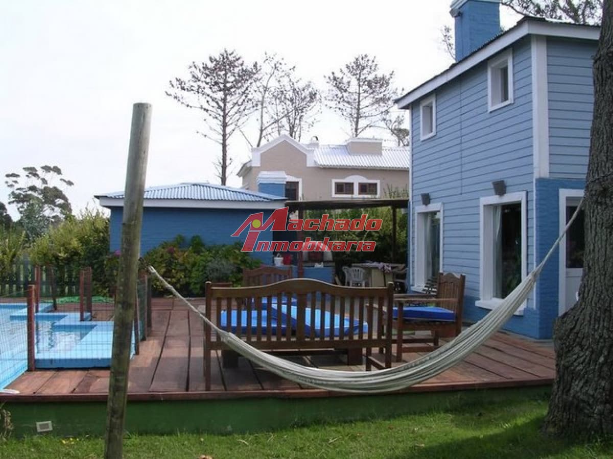 Casa en venta y alquiler de 3 dormitorios y dep. de servicio en La Barra.
