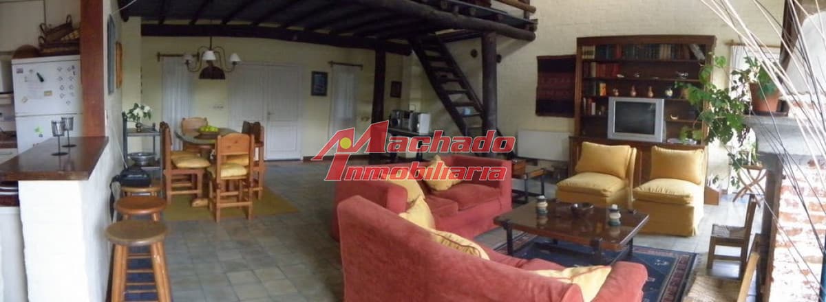Casa en venta y alquiler de 3 dormitorios y dep. de servicio en La Barra.