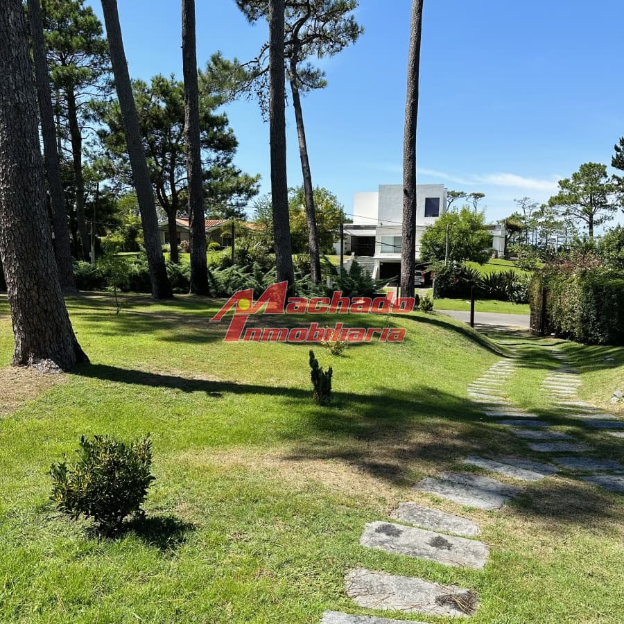 Alquiler de casa de 3 dormitorios y dependencia de servicio en Punta del Este