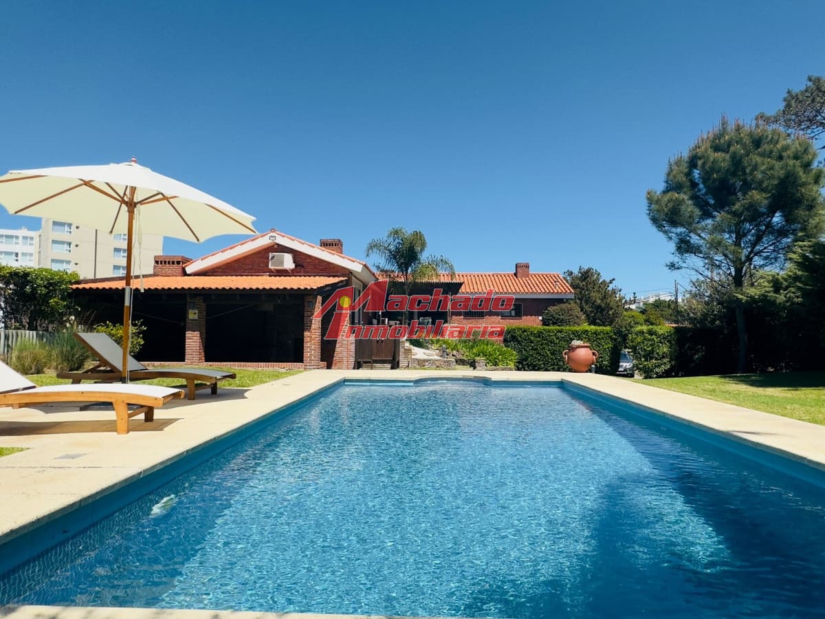Alquiler y Venta de casa  de 5 dormitorios con Piscina y vista al mar en Punta del Este