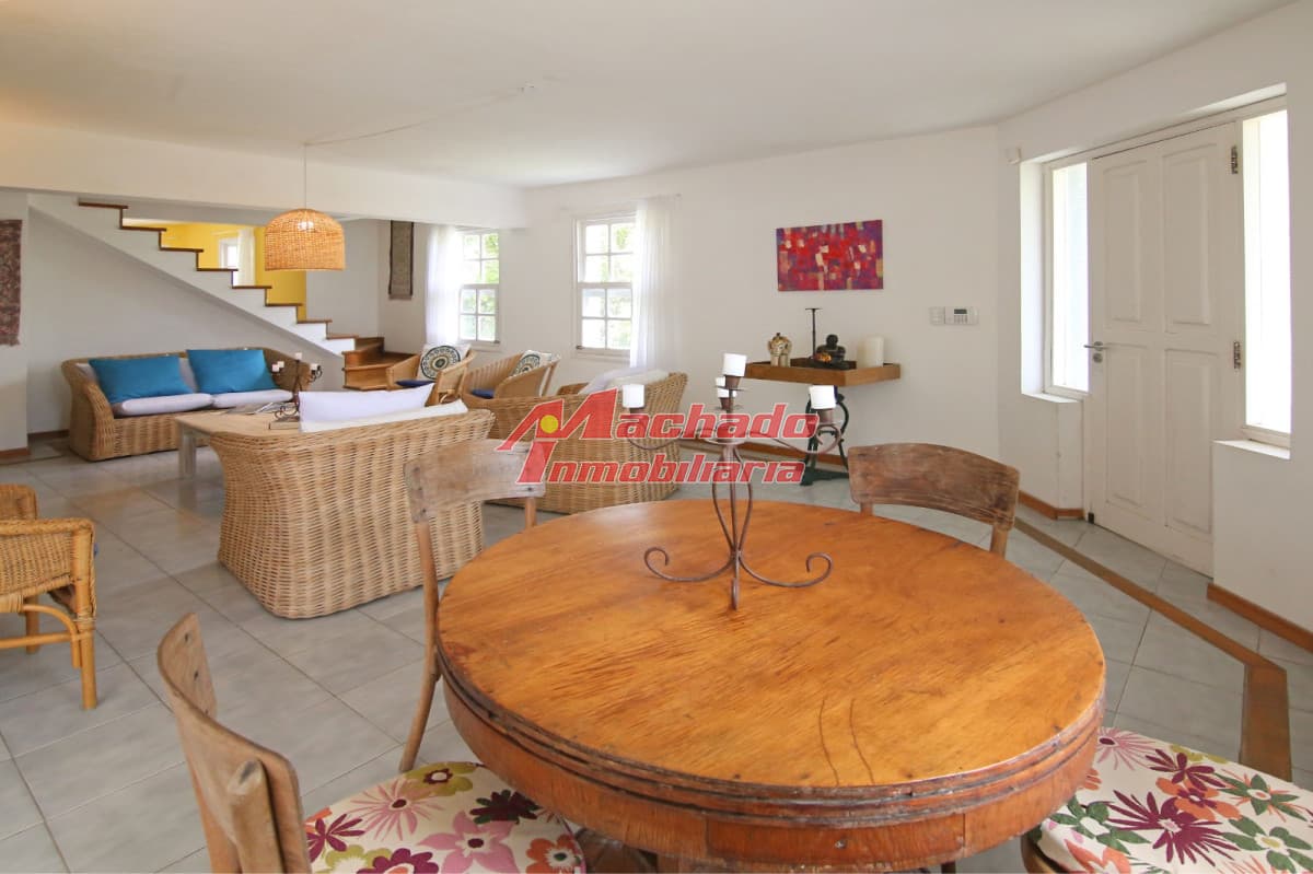 Casa en venta y alquiler de 4 dorm y dep. c baño en La Barra